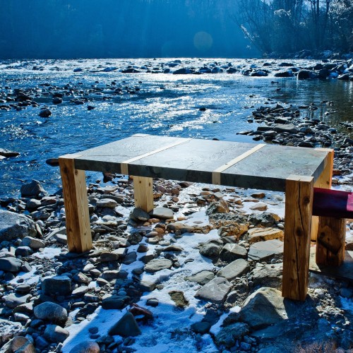Tisch Altholz und Stein