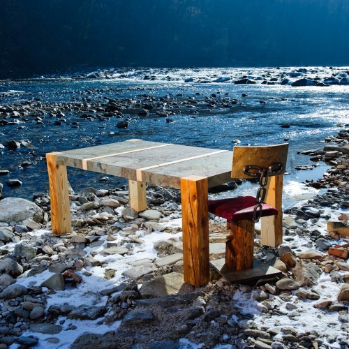 Tisch Altholz und Stein